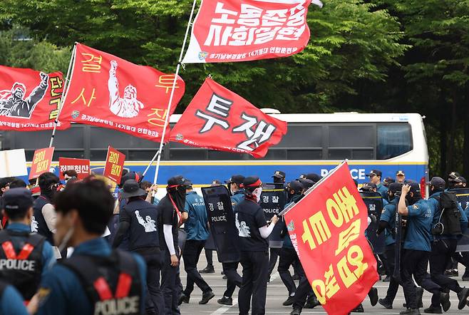 ▲경찰이 2017년 문재인 정권 출범 이후 중단했던 이른바 '불법 집회 해산 및 검거 훈련'을 6년 만에 재개했다. 8일 과천의 한 주차장에서 경찰이 경찰 집중훈련을 하는 모습을 연합뉴스 등 통신사가 사진기사로 보도했다. 사진엔 “캡사이신 이용한 불법집회 대응훈련”이란 제목을 달았다. ⓒ연합뉴스