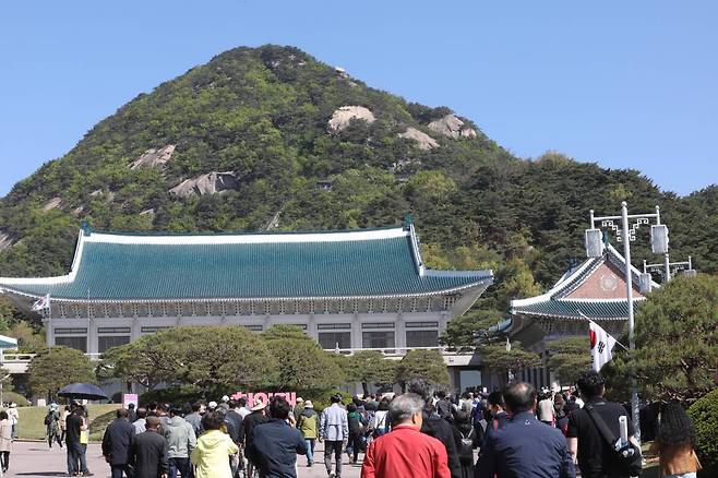 [서울=뉴시스] 조성봉 기자 = 19일 오전 서울 종로구 청와대를 찾은 시민들이 봄을 만끽하고 있다.  2023.04.19.