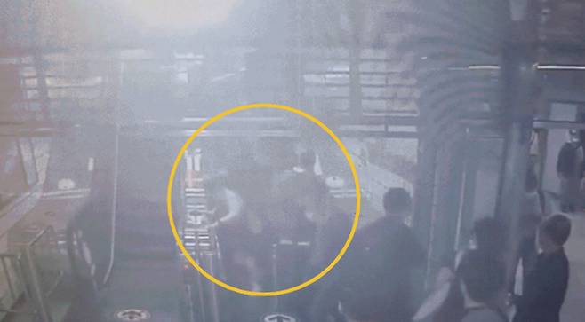 지난 8일 한국철도공사(코레일)에 따르면 이날 오전 8시25분쯤 분당선 수내역 2번 출구 방향으로 올라가던 에스컬레이터가 갑자기 반대 방향으로 주행했다. /영상=뉴스1(경기도소방재난본부 제공)