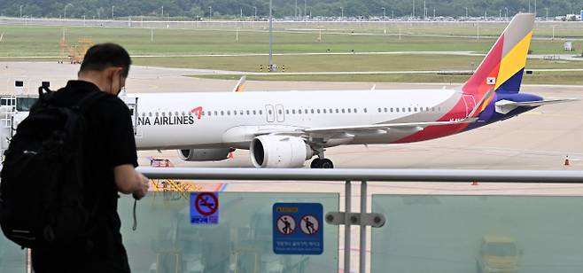 인천국제공항 제1터미널에 세워져 있는 아시아나항공 여객기./사진=뉴스1