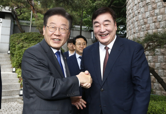 이재명(왼쪽) 더불어민주당 대표가 지난 8일 오후 서울 성북구 중국대사관저를 방문해 싱하이밍 주한중국대사와 악수를 하고 있다. 뉴시스