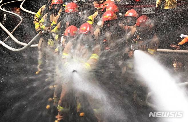 [과천=뉴시스] 경기소방·유관기관 합동 터널화재 대응 종합훈련. 뉴시스DB