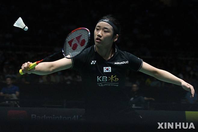 [싱가포르=신화/뉴시스] 안세영이 11일(현지시각) 싱가포르 체육관에서 열린 2023 싱가포르 오픈 배드민턴선수권대회 여자단식 결승전에서 일본의 야마구치 아카네와 경기를 하고 있다. 2023.06.11.