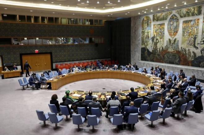 유엔 안보리가 북한&nbsp;제재를&nbsp;위해 채택한 결의가 제대로 이행되지 않는 정황이 속속 포착되고 있다. 사진은 미국 뉴욕 유엔본부에서 안보리 회의가 열리는 모습. 세계일보 자료사진&nbsp;