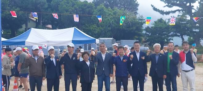 11일 울릉문화예술체험관 일원에서 열린 ‘독도 지키기 제18회 울릉도 전국마라톤대회’에서 내빈들이 기념 촬영을 하고 있다.