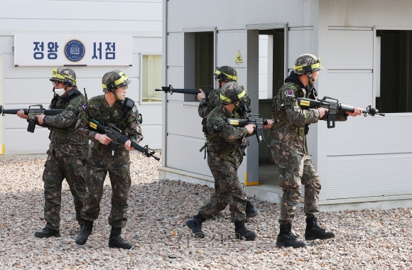 경기도 안산시 육군 제51사단 상록과학화예비군훈련장에서 예비군들이 시가지전술훈련을 하고 있다. 서울신문DB