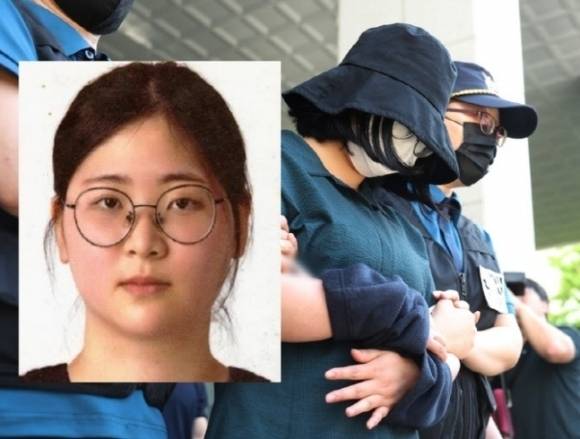 또래 여성을 살해하고 시신을 유기한 혐의를 받는 정유정(23)이 2일 오전 부산 동래경찰서에서 나와 검찰로 송치되고 있다. 부산경찰청, 연합뉴스