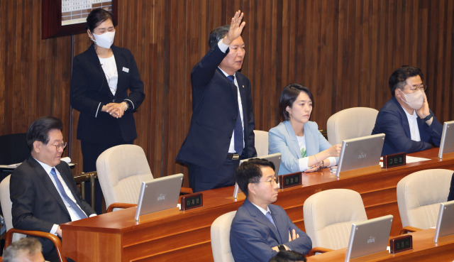 지난달 30일 국회 본회의에서 정청래 더불어민주당 의원이 본인이 위원장인 과학기술정보방송통신위원장 사임의 건에 대한 이의를 제기하고 있다. 연합뉴스