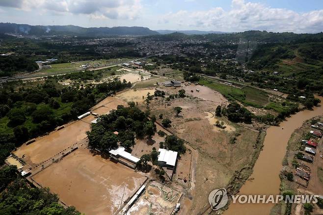 지난 5일(현지시간) 홍수로 진흙탕처럼 변한 에콰도르 에스메랄다스 마을 전경 [에콰도르 대통령 공보실 제공. AFP 연합뉴스 자료사진. 재판매 및 DB 금지]