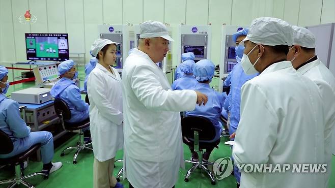 지난달 16일 '군사정찰위성 1호기' 시찰한 김정은 국무위원장 [조선중앙TV 화면 캡처. 국내에서만 사용가능. 재배포 금지. For Use Only in the Republic of Korea. No Redistribution]