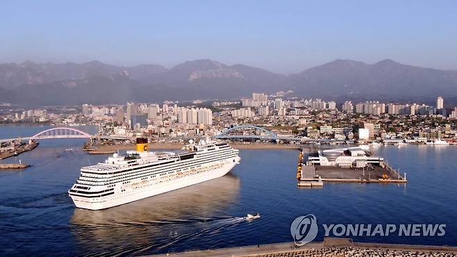 속초항 입항하는 코스타세레나호 [속초시 제공. 재판매 및 DB 금지]