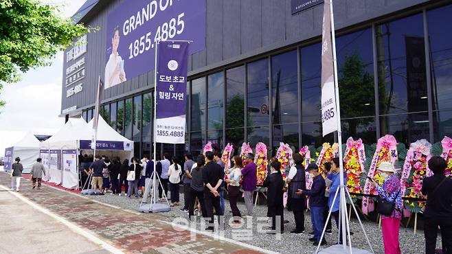 지난 9일 문을 열고 분양에 들어간 ‘원주 동문 디 이스트’ 모델하우스. 방문객들이 입장을 위해 줄을 서고 있다. (사진=동문건설)