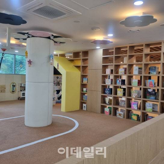 대전세종충남·넥슨 후원 공공어린이재활병원 1층 로비에 조성된 어린이 도서관 및 무장애 놀이터. (사진=박진환 기자)