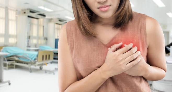 심장마비는 가슴 통증 외에도 메스꺼움, 속쓰림, 팔과 목의 통증, 현기증 등 전조증상이 나타날 수 있다. [사진=게티이미지뱅크]