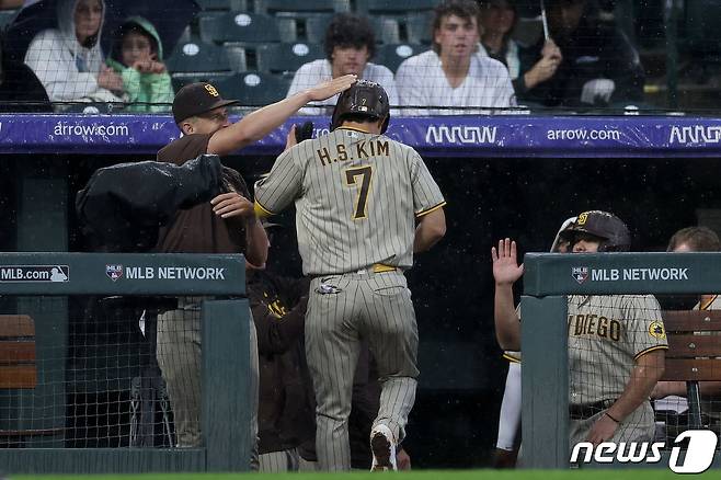 샌디에이고 파드리스 김하성이 12일(한국시간) 열린 2023 메이저리그(MLB) 콜로라도 로키스전에서 9회초 득점을 올린 후 더그아웃에서 축하를 받고 있다. ⓒ AFP=뉴스1