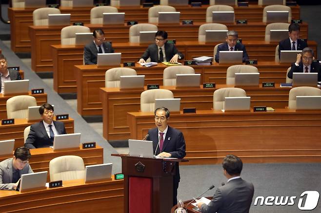 한덕수 국무총리가 12일 서울 여의도 국회 본회의장에서 열린 제407회 국회(임시회) 제 1차 본회의 대정부질문에서 윤호중 더불어민주당 의원 질의에 답변하고 있다. 2023.6.12/뉴스1 ⓒ News1 황기선 기자