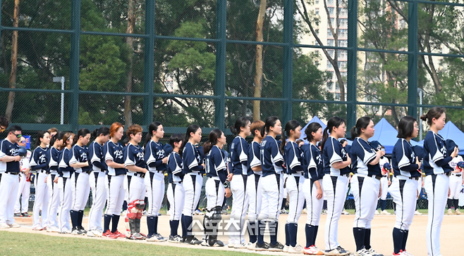 대한민국 여자야구 국가대표 선수들이 30일 홍콩전에 앞서 국기에 대한 경례를 하고 있다. 람틴(홍콩) | 황혜정기자. et16@sportsseoul.com