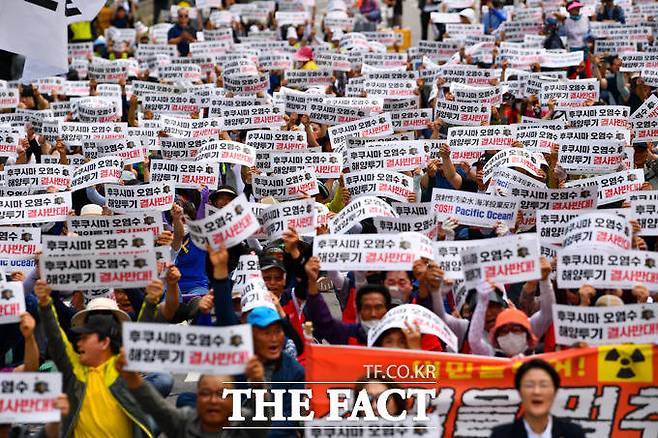 전국어민회총연맹 회원들과 일본 방사성 오염수 해양투기 저지 공동행동이 12일 오후 서울 영등포구 국회의사당 앞에서 주최한 '전국어민대회' 참가자들이 구호를 외치고 있다./장윤석 인턴기자