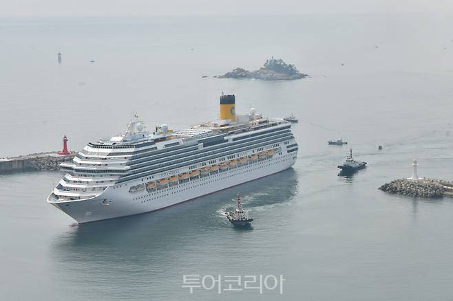 속초항으로 들어오는 코스타 세레나호.[사진=속초시]
