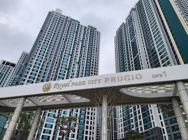 길이 280m, 높이 11m에 달하는 검암역 로열파크씨티 푸르지오 문주.[차완용 기자]