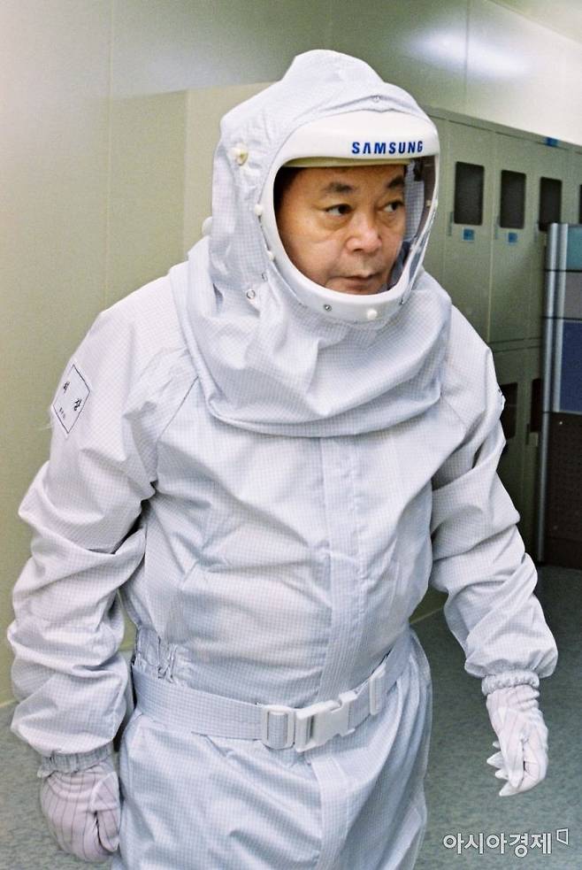 고(故) 이건희 삼성 선대회장이 2004년 반도체 공장을 방문한 모습.[이미지 출처=아시아경제 DB]