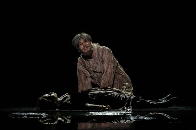 셰익스피어의 4대 비극 '리어왕'을 우리 연극을 대표하는 극작가 배삼식이 다시 쓴 창극 '리어'. 갓 서른이 된 젊은 창극단 배우 김준수의 리어왕 연기로도 화제를 모았다. /국립창극단