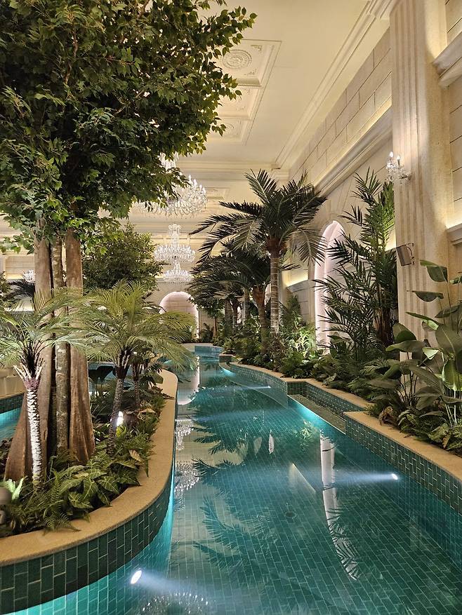 실내 수영장 유수풀의 모습. 호텔 아난티를 모티브로 삼았다./사진=이미호기자