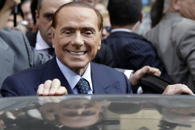 실비오 베를루스코니 전 이탈리아 총리가 2017년 10월 18일 밀라노에서 기자회견에 참석한 후 차에 올라타고 있다. 2018.1.1. 뉴시스