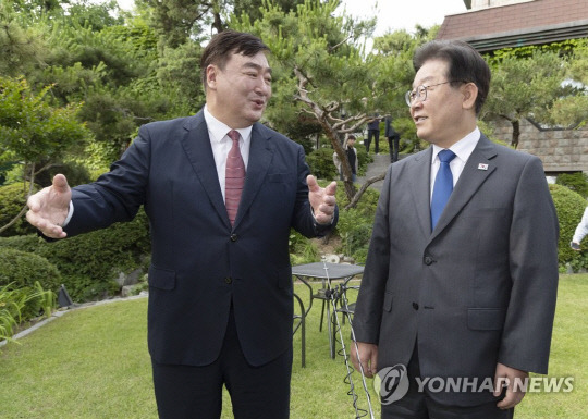 이재명 더불어민주당 대표가 지난 8일 저녁 성북구 중국대사관저에서 싱하이밍 주한 중국대사를 만나고 있다.<연합뉴스>