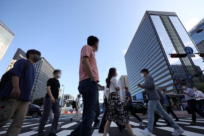 서울 세종로사거리에서 직장인들이 출근길 발걸음을 옮기고 있다. /사진=뉴시스
