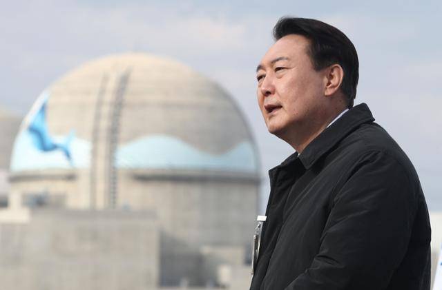 윤석열 대통령이 대선 후보 시절일 2021년 12월 경북 울진군 신한울 3·4호기 건설중단 현장을 방문해 공약을 발표하고 있다. 연합뉴스
