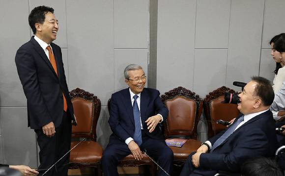 (왼쪽부터)금태섭 전 더불어민주당 의원, 김종인 전 국민의힘 비상대책위원장, 이상민 민주당 의원이 지난 4월 국회 의원회관에서 열린 '다른 미래를 위한 성찰과 모색 포럼'에 앞서 대화를 나누고 있다. [사진=뉴시스]