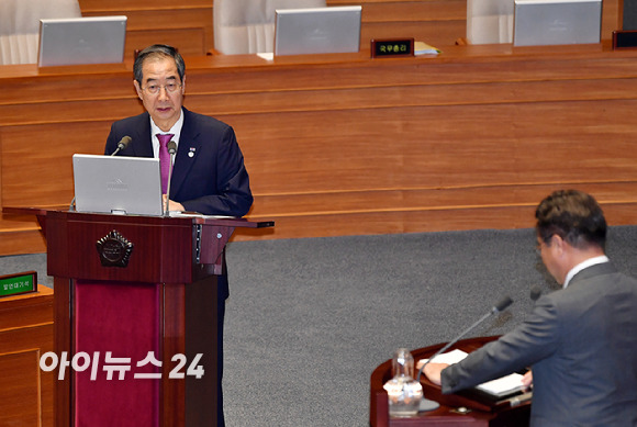 한덕수 국무총리가 12일 오후 서울 여의도 국회 본회의장에서 열린 정치·외교·통일·안보 분야 대정부질문에서 윤호중 더불어민주당 의원 질의에 답하고 있다. [사진=곽영래 기자]