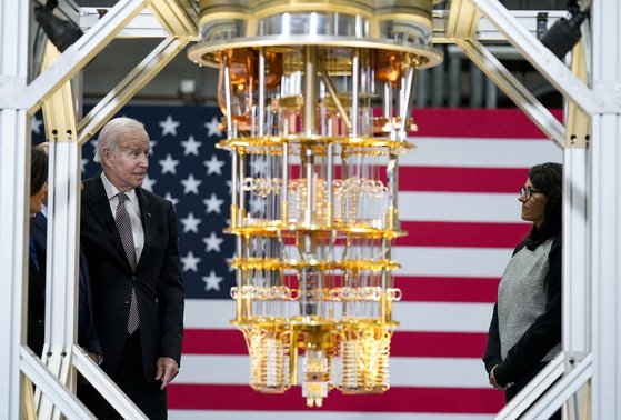 조 바이든 미국 대통령이 지난해 10월 뉴욕 포킵시에 있는 IBM에서 시스템원 양자컴퓨터를 살펴보고 있다. [AP=연합뉴스]