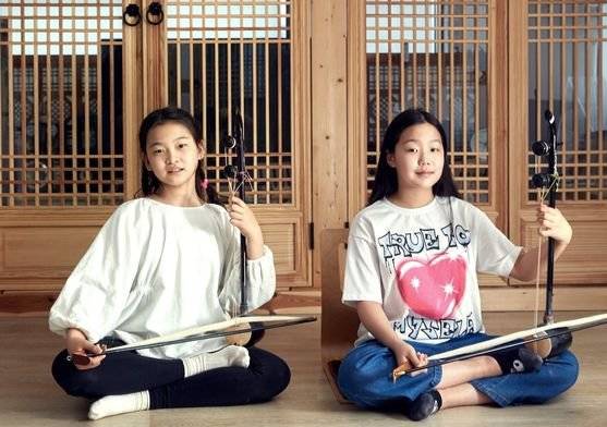 해금은 몸통과 활대 모두 60~70cm 내외 길이로 크기가 작아, 바이올린·기타처럼 휴대해 배우거나 연습하기 적합한 악기다.