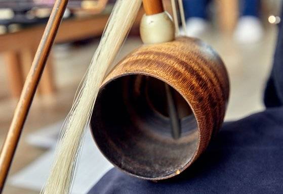 해금의 공명통은 직경 8~12cm 정도로 작기 때문에 날카로운 음색이 특징이다.