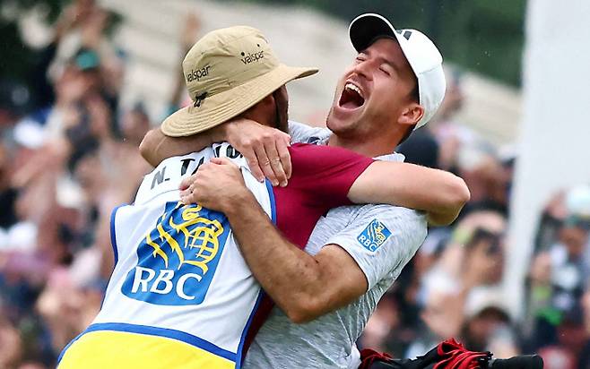 닉 테일러(오른쪽)가 12일 캐나다 토론토의 오크데일GC에서 열린 PGA 투어 RBC 캐나디안 오픈 4번째 연장에서 이글 퍼트로 우승을 확정한 뒤 캐디와 얼싸안고 기뻐하고 있다. 토론토 | AFP연합뉴스