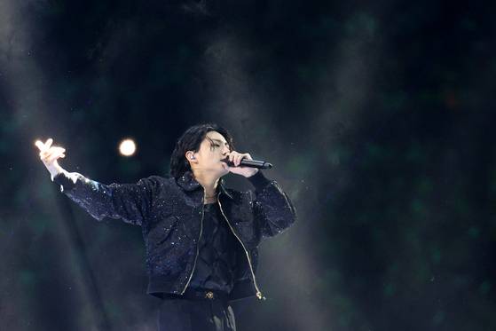 Jungkook performs "Dreamers" at the opening ceremony for FIFA World Cup Qatar 2022. [NEWS1]