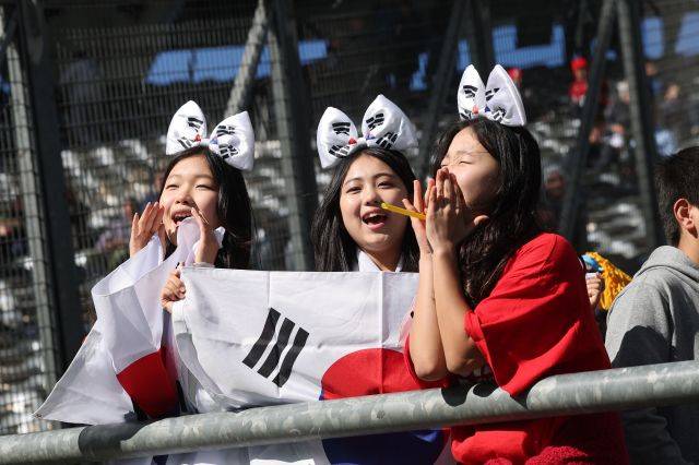 한국 응원단이 12일(한국시간) 라플라타 스타디움에서 열린 2023 국제축구연맹(FIFA) 20세 이하(U-20) 월드컵 3·4위 결정전에서 우리 대표팀 선수들에게 함성을 보내며 응원하고 있다. 연합뉴스