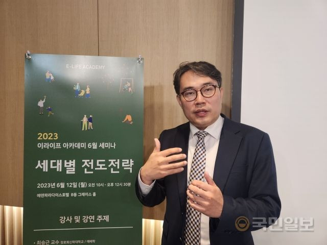 주상락 미 바키대학원대 교수가 12일 이라이프 아카데미 '세대별 전도전략 세미나'에서 '노년의 가치와 복음'을 주제로 강연하고 있다.