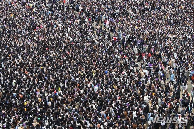 [서울=뉴시스] 박미소 수습기자 = 10일 오후 서울 중구 서울광장에서 열린 아미피디아 오프라인 행사 '런 아미 인 액션'에서 방탄소년단 팬들이 모여있다.  이번 아미피디아 행사는 방탄소년단의 팬클럽 아미(ARMY) 5기를 대상으로 한 팬 초청 행사다.2019.03.10.  misocamera@newsis.com