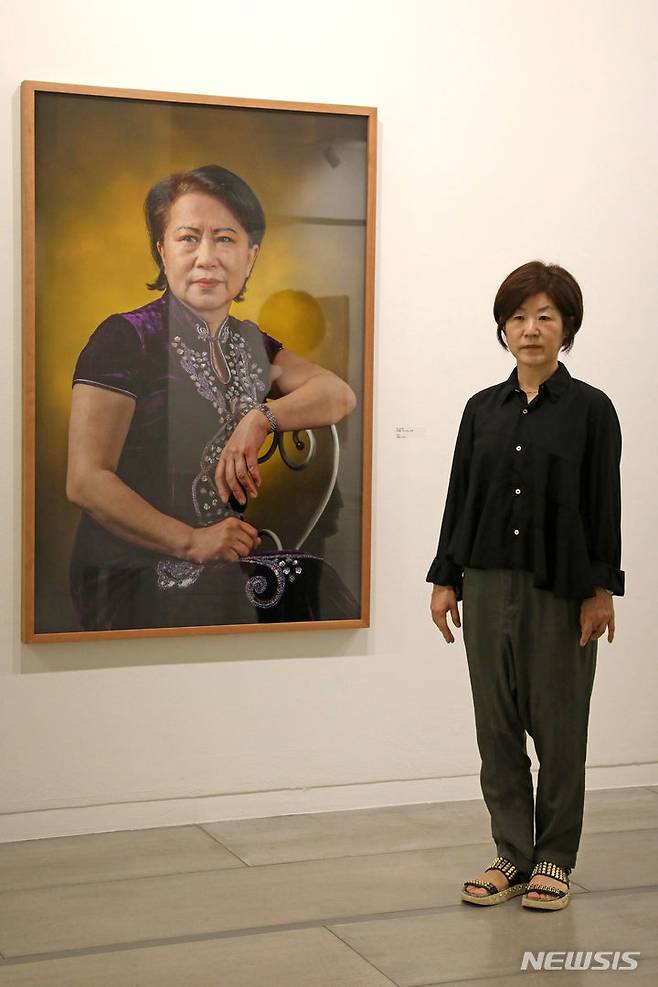 [서울=뉴시스] 박진희 기자 = 사진작가 김옥선이 12일 서울 종로구 성곡미술관 1관에서 한국중견작가초대전 일환으로 열린 개인전 '평평한 것들 Flatness of Things' 언론공개회에 참석하여 사진촬영을 하고 있다. 2023.06.12. pak7130@newsis.com