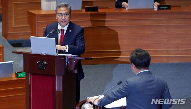 [서울=뉴시스] 추상철 기자 = 박진 외교부 장관이 12일 오후 서울 여의도 국회에서 열린 제407회국회(임시회) 제1차 본회의 정치·외교·통일·안보 분야 대정부 질문에서 윤호중 더불어민주당 의원의 질의에 답변하고 있다. 2023.06.12. scchoo@newsis.com