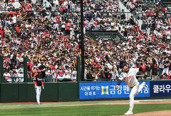 야구장 가득 메운 야구팬들. 연합뉴스