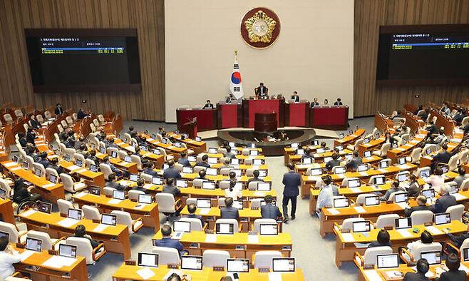 탈당해도 ‘같은 편’이라… 12일 서울 여의도 국회 본회의장에서 2021년 더불어민주당 전당대회 ‘돈봉투 의혹’으로 구속영장이 청구된 무소속 윤관석·이성만 의원에 대한 체포동의안 표결 결과가 발표되고 있다. 윤 의원과 이 의원 체포동의안은 재석 293명 중 각각 반대 145명, 155명으로 부결됐다. 이제원 선임기자