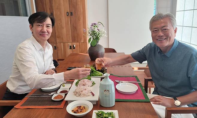 조국 전 법무부 장관이 경남 양산시 하북면 평산마을을 찾아 문재인 전 대통령과 만났다. 조 전 장관은 지난 10일 밤 페이스북에 글을 올려 이날 낮에 문 전 대통령과 만난 사실을 공개했다. 조국 전 장관 페이스북 캡처