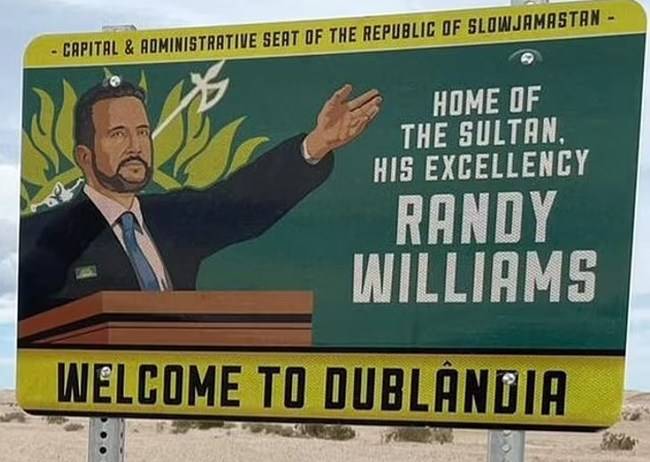 슬로우자마스탄의 홍보 입간판