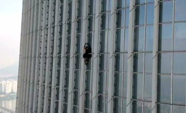 12일 롯데월드타워 외벽을 오르는 조지 킹-톰프슨. 연합뉴스
