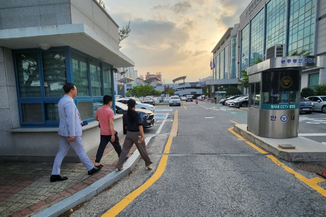 광주 광산경찰서 월곡지구대에서 집단탈주한 베트남 국적 도주범 10명 가운데 1명(가운데 분홍색 상의)이 사건 발생 당일인 지난 11일 오후 광산경찰서에 자수하고 있다. 사진제공=광산경찰서