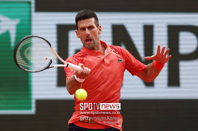 ▲ 노바크 조코비치가 2023년 롤랑가로스 프랑스오픈 남자 단식 결승전에서 경기를 펼치고 있다.